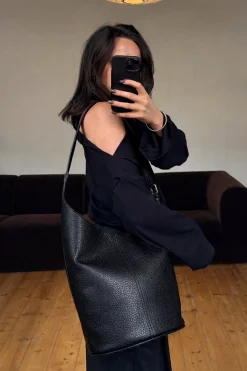 Genna Shoulder Bag Black Pebble