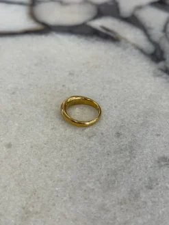 Oval Signet Ring Gold