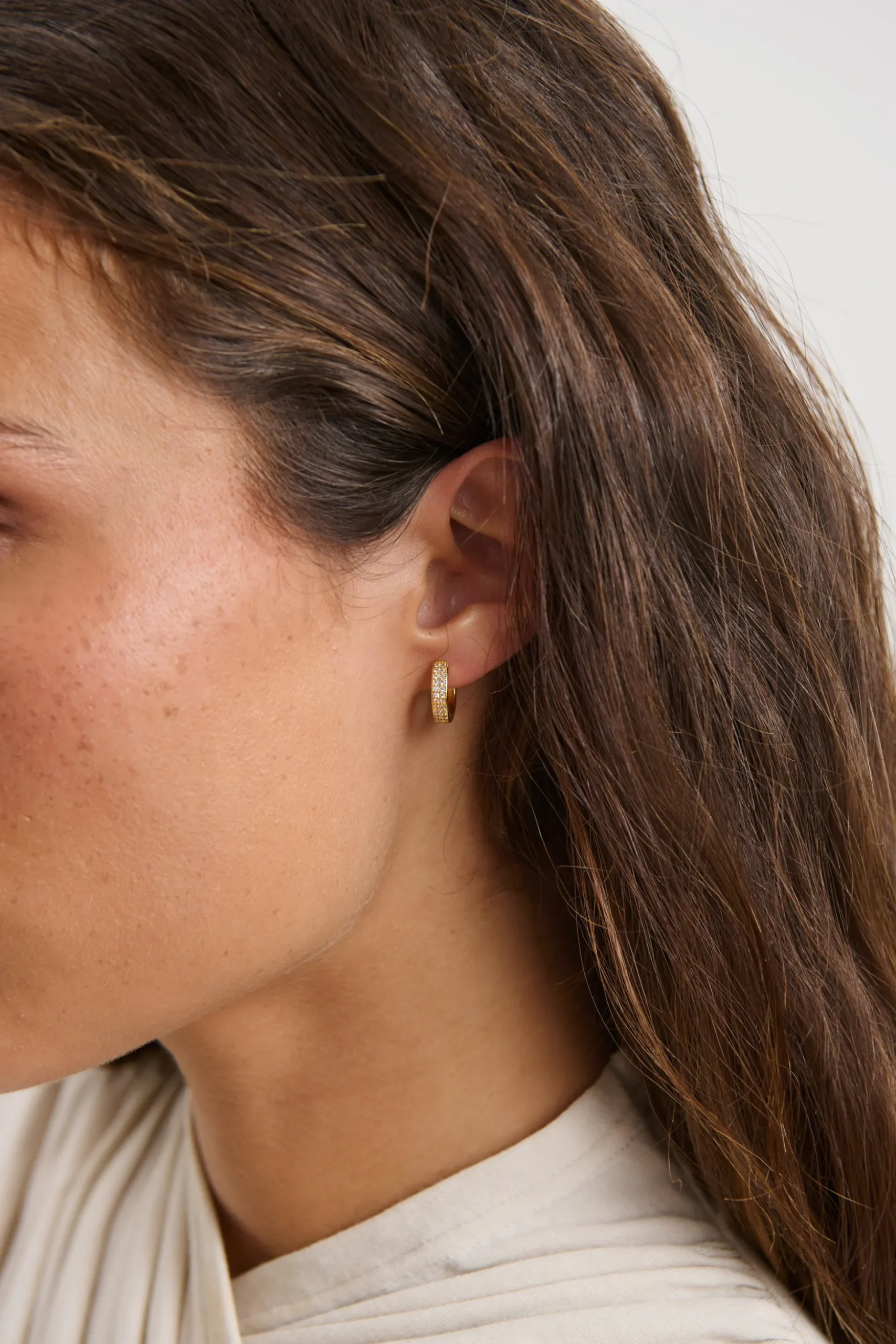 Stilla Diamante Huggie Gold