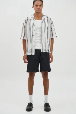 Texture Walk Short Black